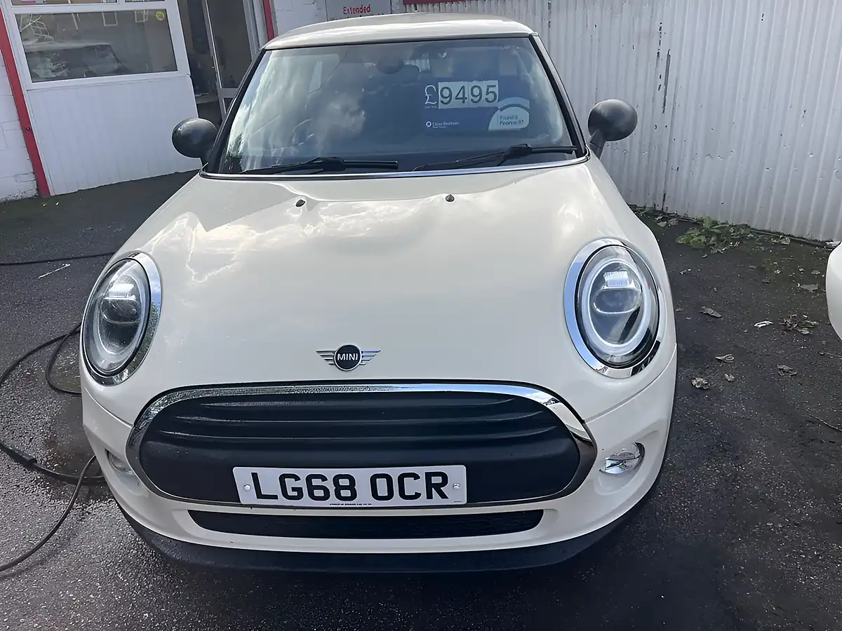 Used 2018 MINI Hatch One White - Interior and Exterior details 3