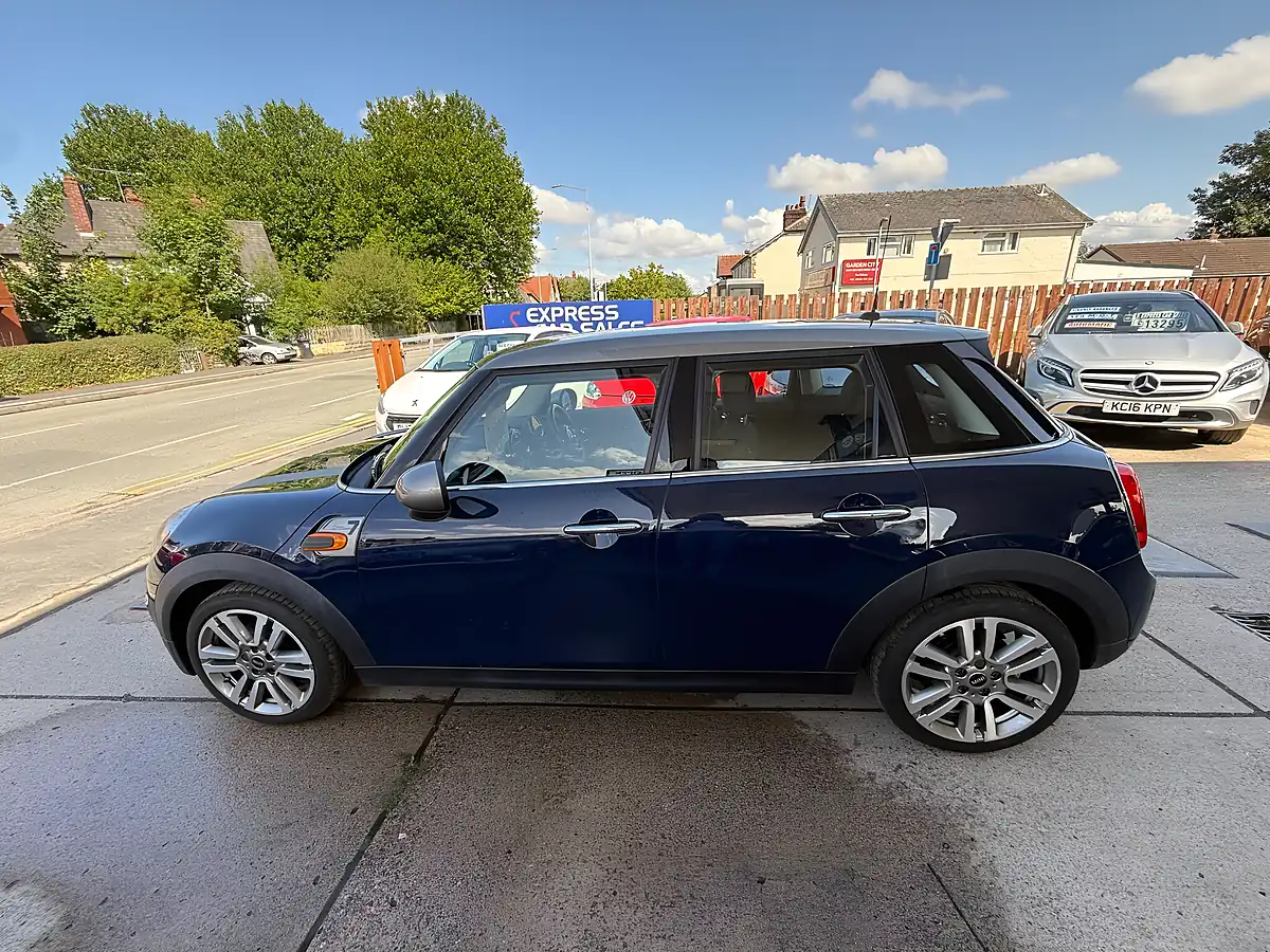 Used 2018 MINI Hatch Seven Blue - Interior and Exterior details 6