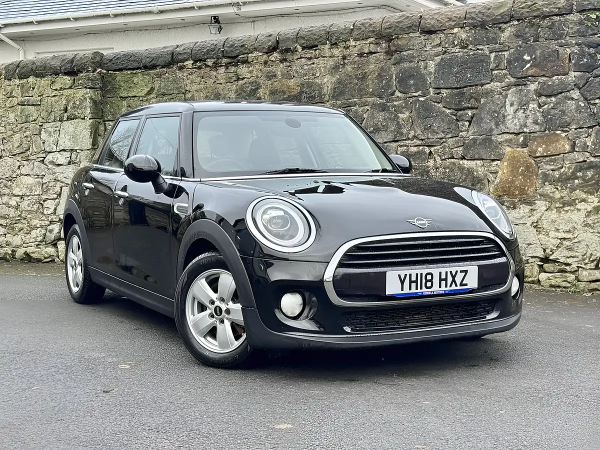 Used 2018 MINI Hatchback Cooper Black - Front View
