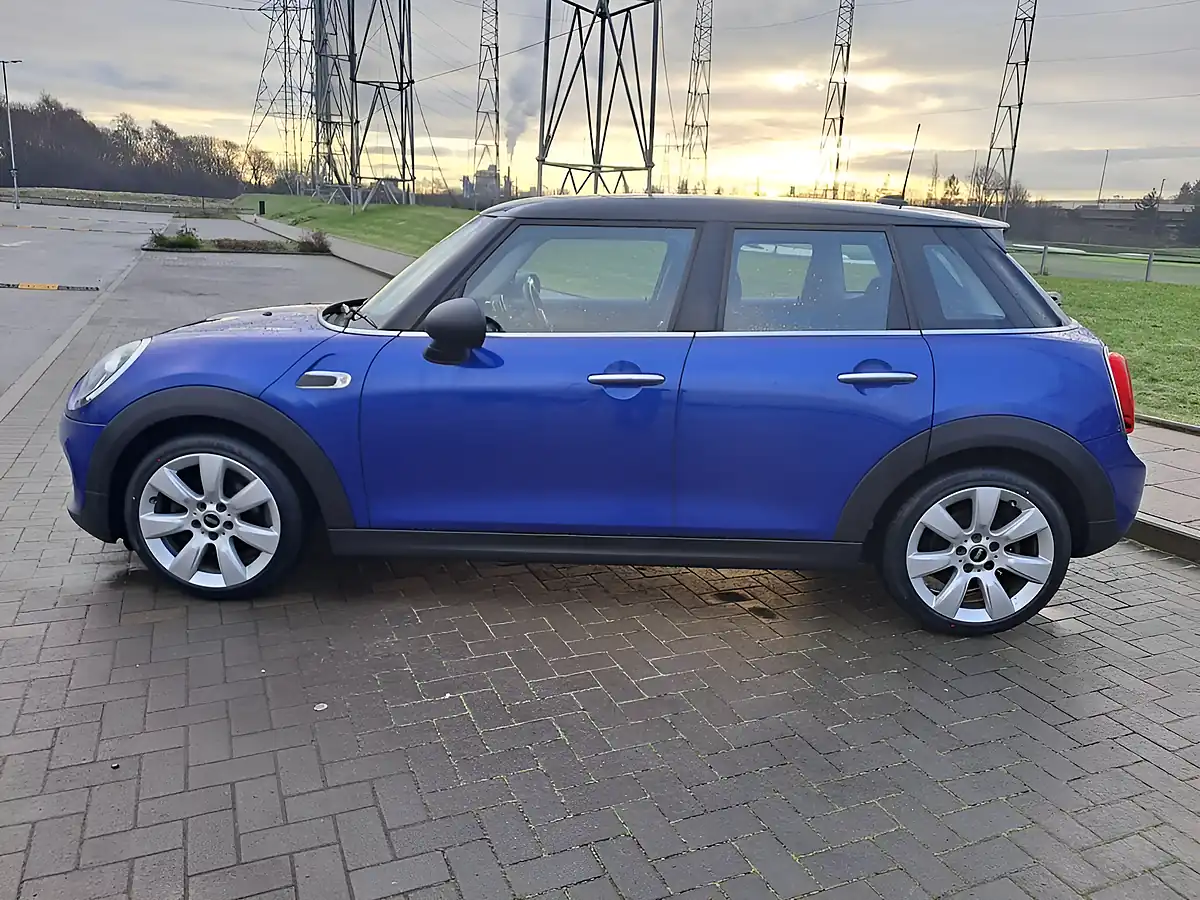 Used 2018 MINI Hatchback One Blue - Interior and Exterior details 6