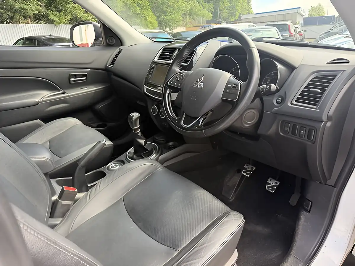 Used 2018 Mitsubishi Asx 4 White - Interior and Exterior details 15