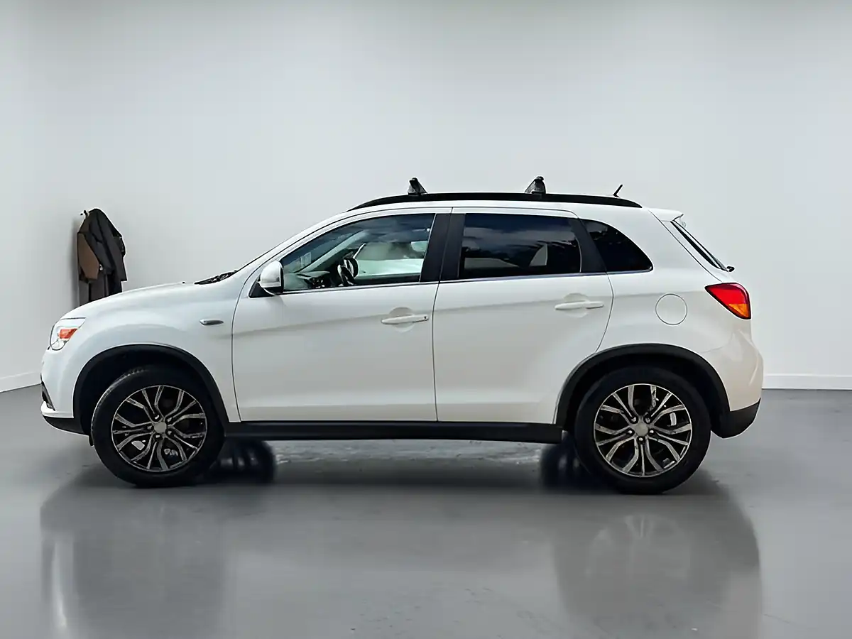 Used 2018 Mitsubishi Asx 4 White - Interior and Exterior details 4