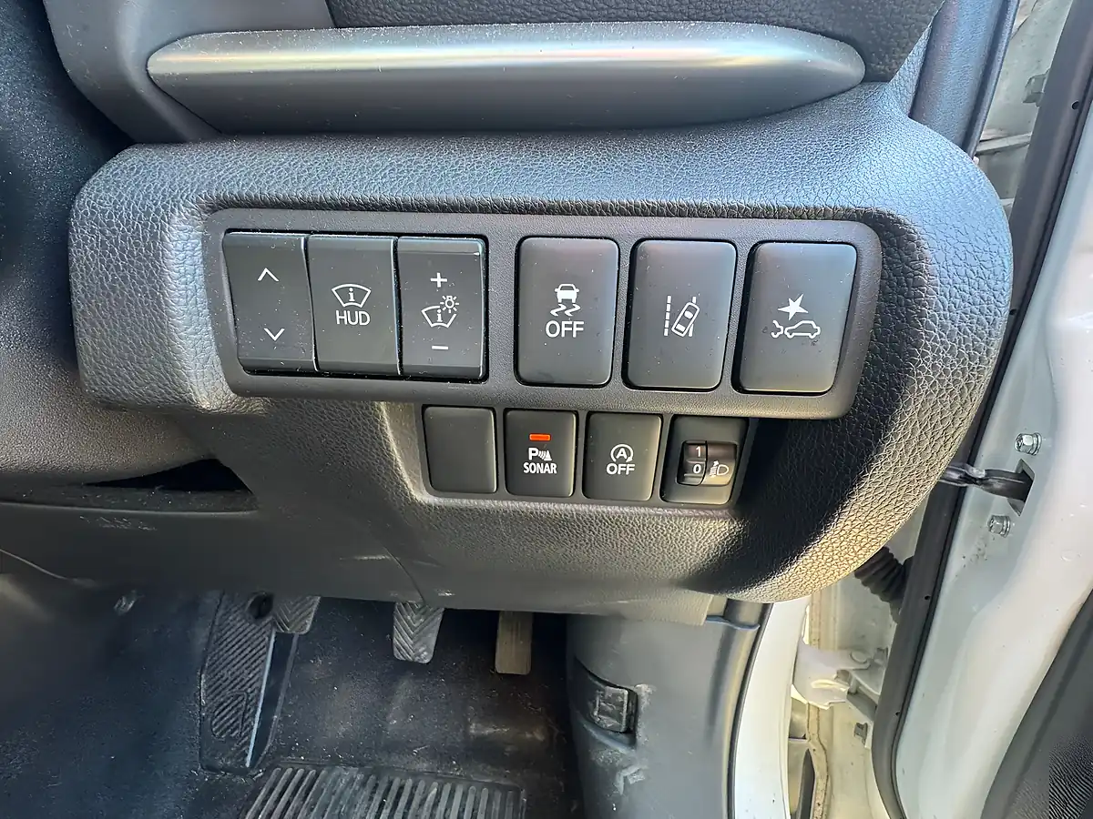 Used 2018 Mitsubishi Eclipse Cross 3 White - Interior and Exterior details 14