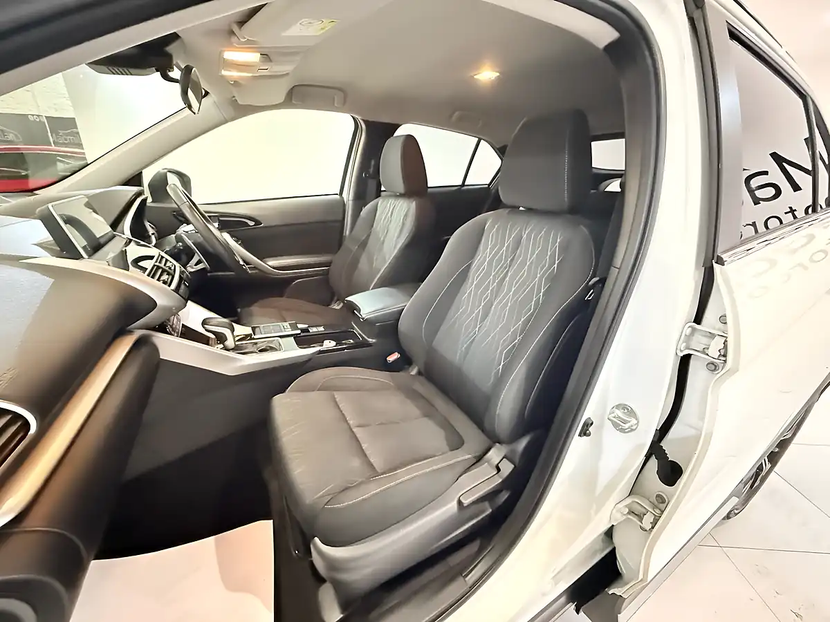 Used 2018 Mitsubishi Eclipse Cross 3 White - Interior and Exterior details 16