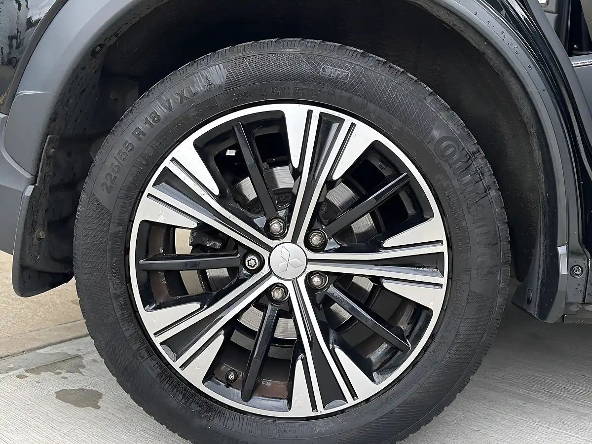 Used 2018 Mitsubishi Eclipse Cross 4 Black - Interior and Exterior details 11
