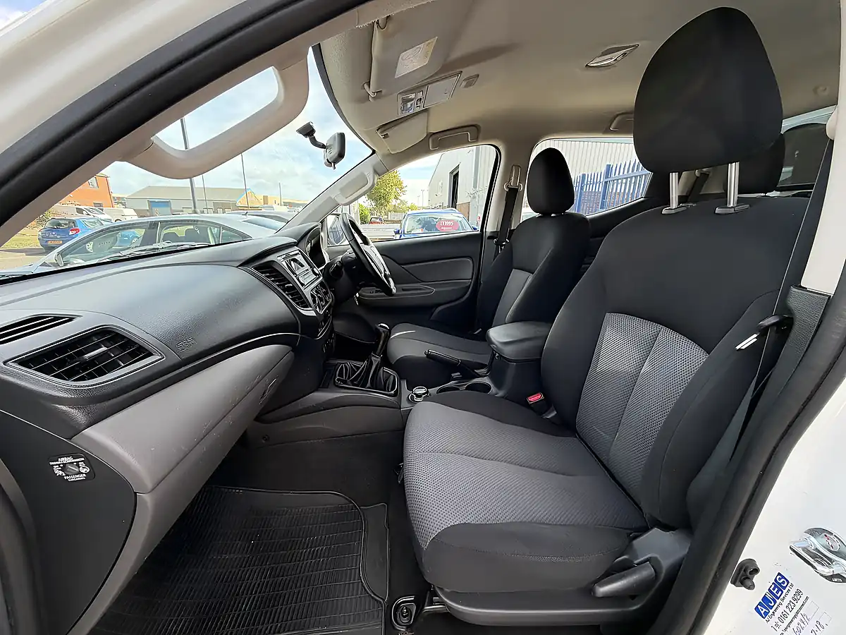 Used 2018 Mitsubishi L200 4Life White - Interior and Exterior details 14