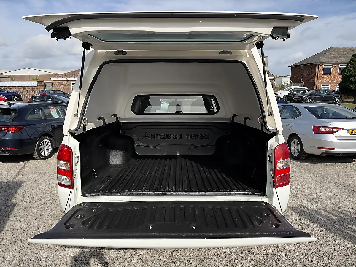 Used 2018 Mitsubishi L200 4Life White - Interior and Exterior details 15