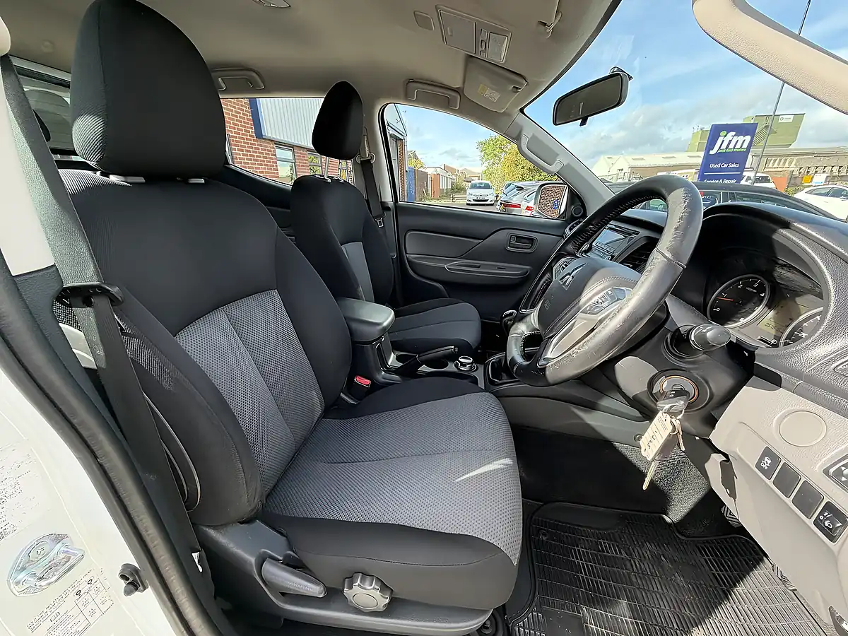Used 2018 Mitsubishi L200 4Life White - Interior and Exterior details 3