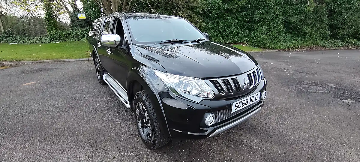 Used 2018 Mitsubishi L200 Barbarian Black - Interior and Exterior details 7