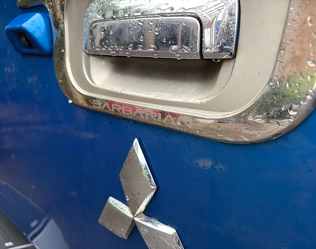 Used 2018 Mitsubishi L200 Barbarian Blue - Interior and Exterior details 12