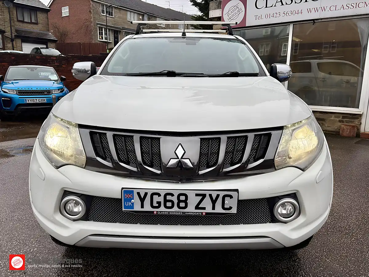 Used 2018 Mitsubishi L200 Barbarian Double Cab White - Interior and Exterior details 5