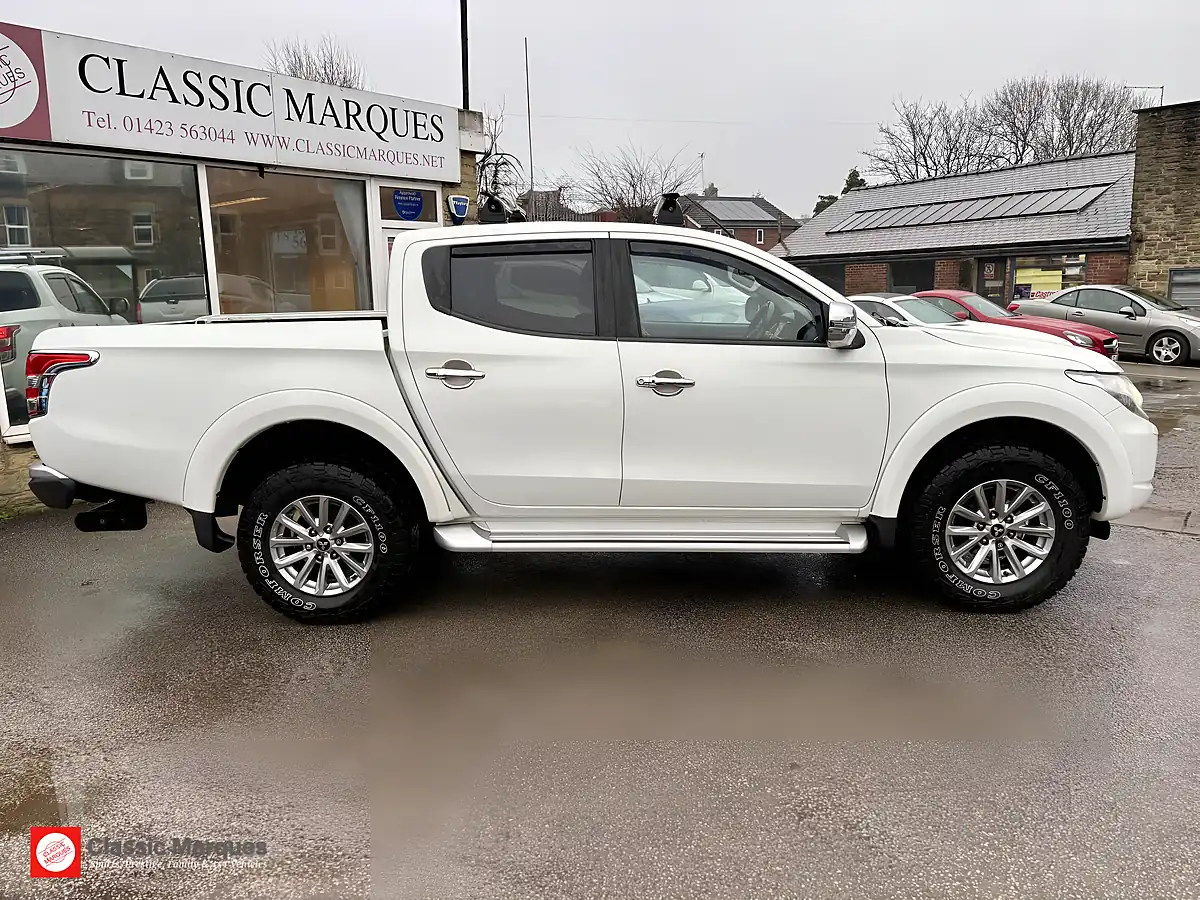 Used 2018 Mitsubishi L200 Barbarian Double Cab White - Interior and Exterior details 7