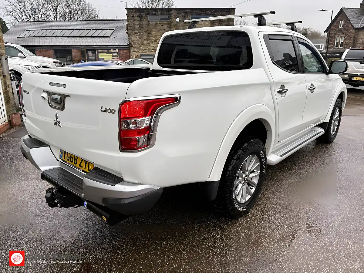 Used 2018 Mitsubishi L200 Barbarian Double Cab White - Interior and Exterior details 8
