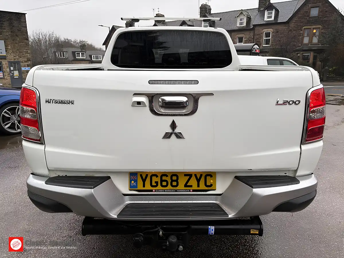 Used 2018 Mitsubishi L200 Barbarian Double Cab White - Interior and Exterior details 9