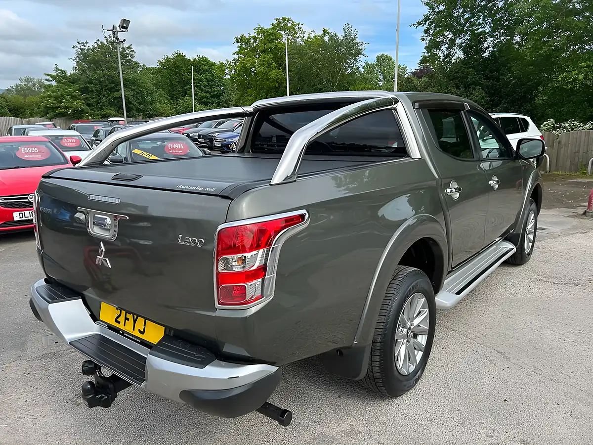 Used 2018 Mitsubishi L200 Barbarian Green - Interior and Exterior details 3