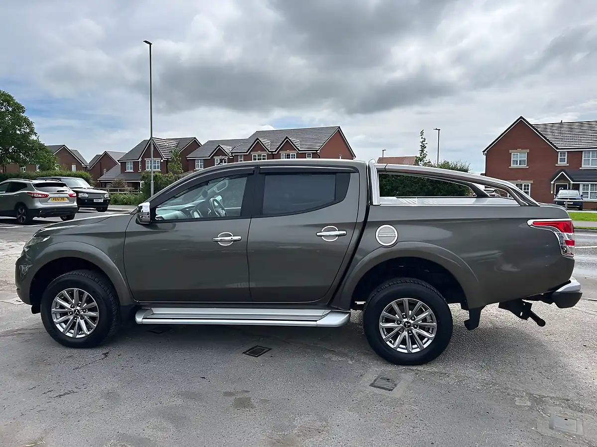 Used 2018 Mitsubishi L200 Barbarian Green - Interior and Exterior details 7
