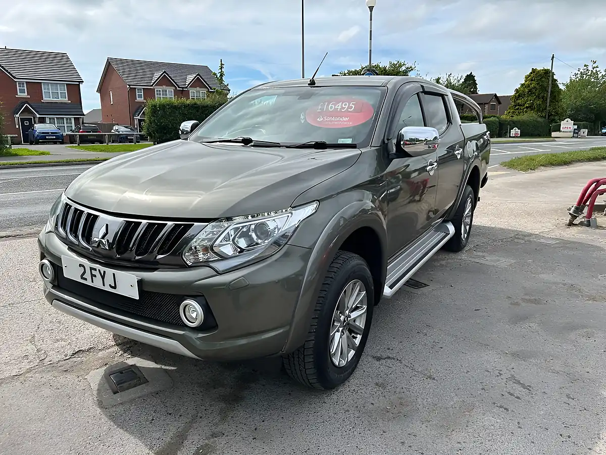Used 2018 Mitsubishi L200 Barbarian Green - Interior and Exterior details 8