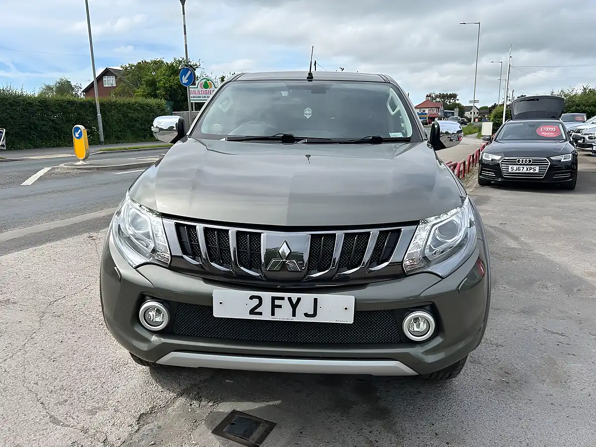 Used 2018 Mitsubishi L200 Barbarian Green - Interior and Exterior details 9