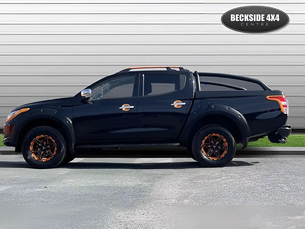 Used 2018 Mitsubishi L200 Barbarian Svp Ii Diamond Black - Interior and Exterior details 6