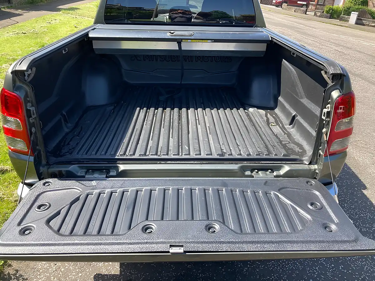 Used 2018 Mitsubishi L200 Dc Warrior Green - Interior and Exterior details 11