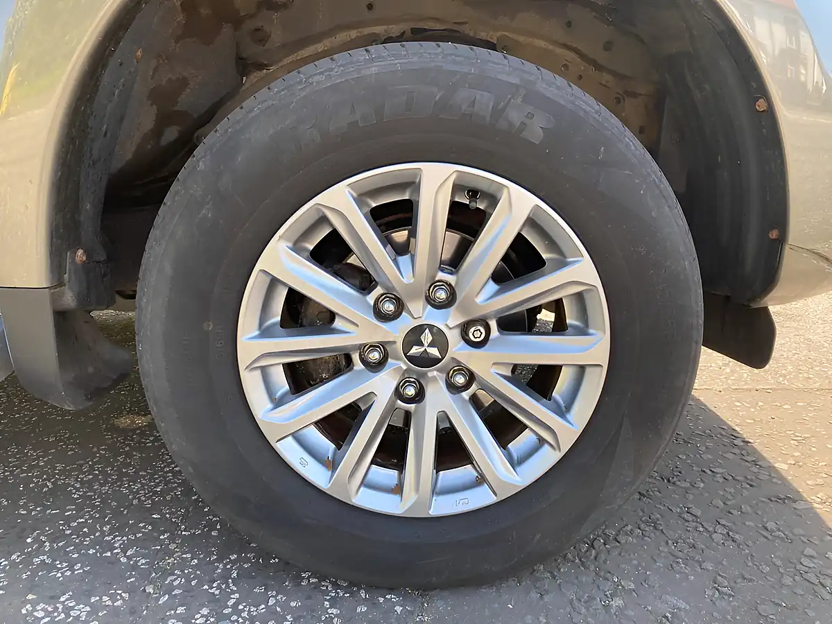 Used 2018 Mitsubishi L200 Dc Warrior Green - Interior and Exterior details 9