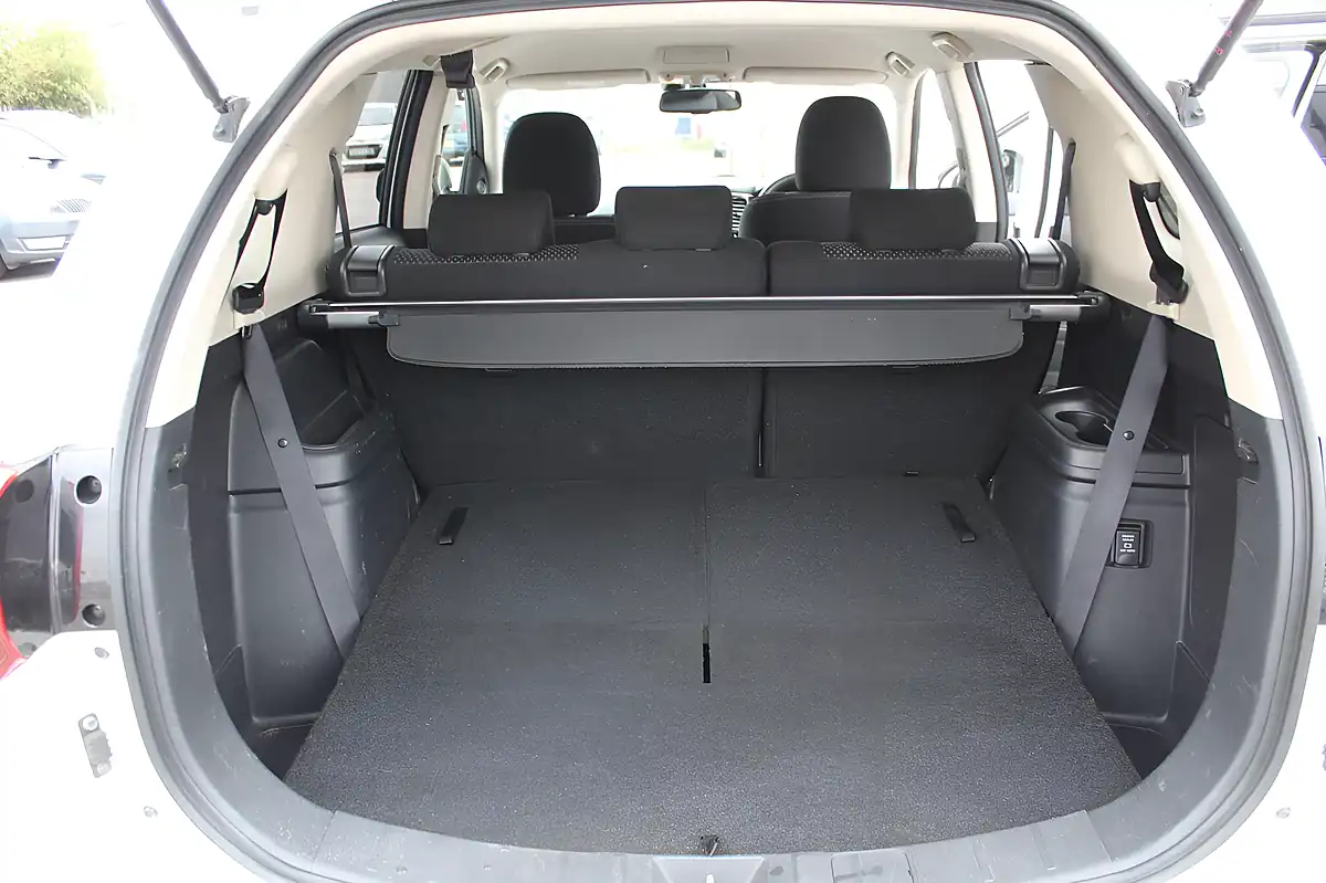 Used 2018 Mitsubishi Outlander 3 4WD White - Interior and Exterior details 11