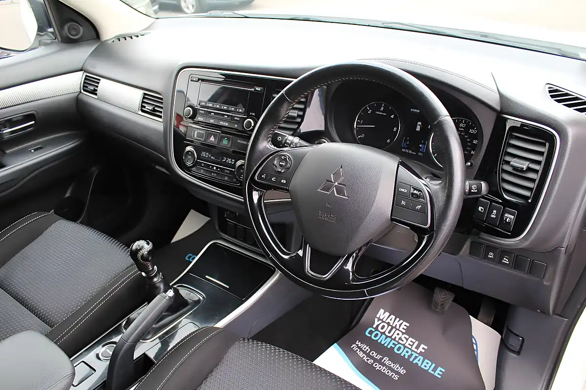 Used 2018 Mitsubishi Outlander 3 4WD White - Interior and Exterior details 13