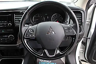 Used 2018 Mitsubishi Outlander 3 4WD White - Interior and Exterior details 14