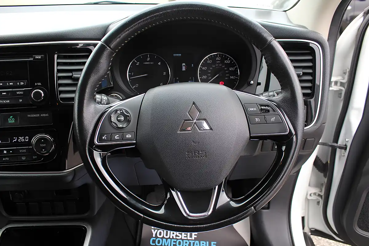 Used 2018 Mitsubishi Outlander 3 4WD White - Interior and Exterior details 14