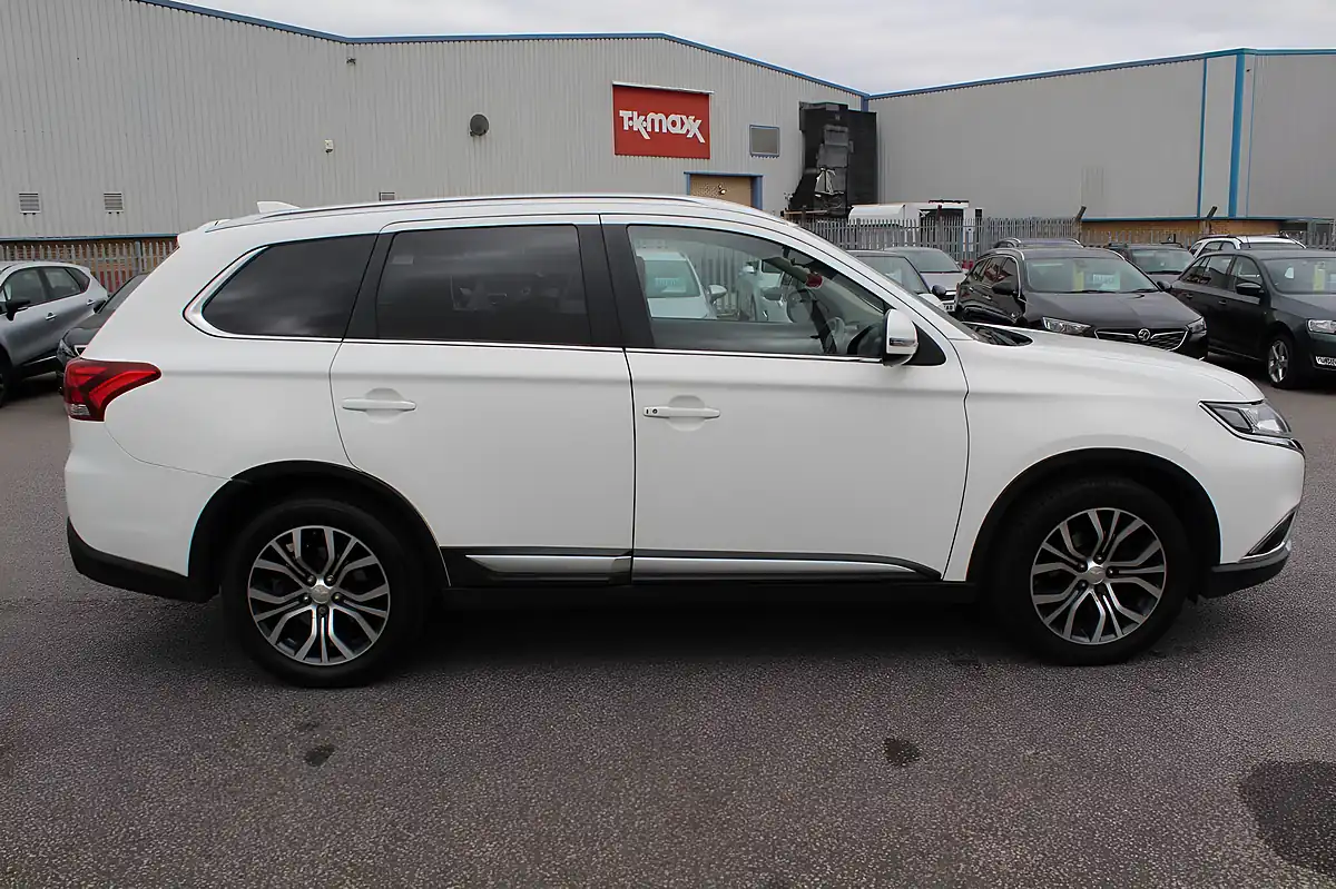 Used 2018 Mitsubishi Outlander 3 4WD White - Interior and Exterior details 2