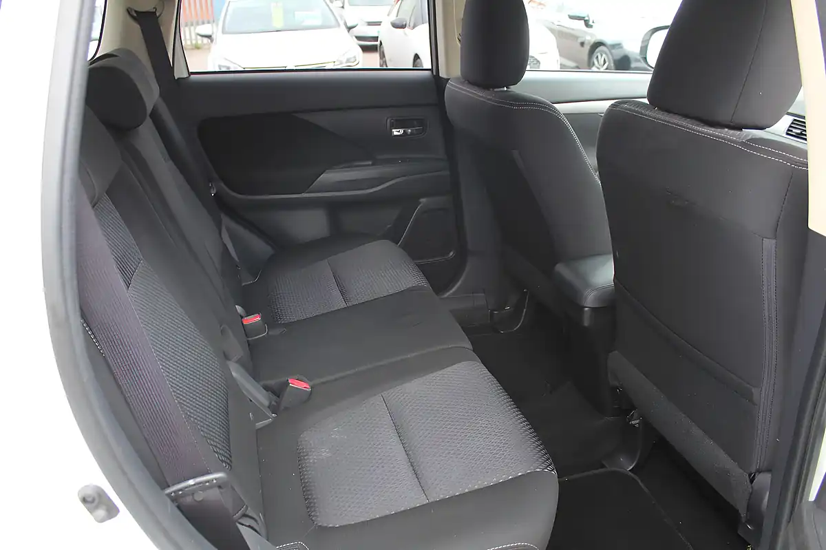 Used 2018 Mitsubishi Outlander 3 4WD White - Interior and Exterior details 20
