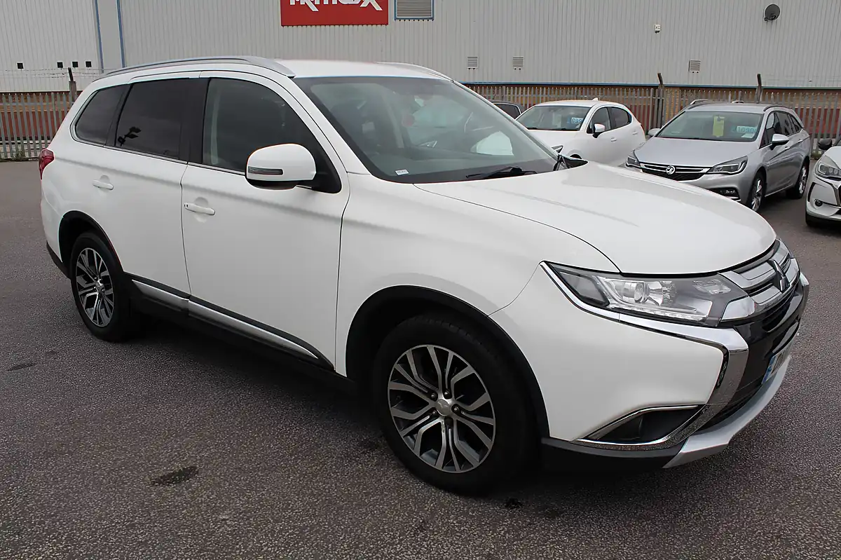 Used 2018 Mitsubishi Outlander 3 4WD White - Interior and Exterior details 3