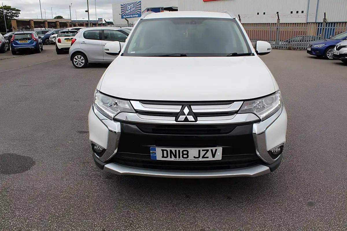 Used 2018 Mitsubishi Outlander 3 4WD White - Interior and Exterior details 4