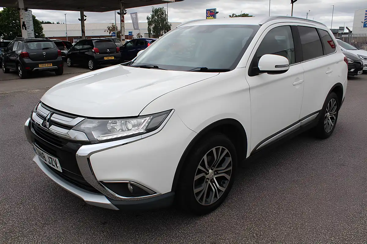 Used 2018 Mitsubishi Outlander 3 4WD White - Interior and Exterior details 5