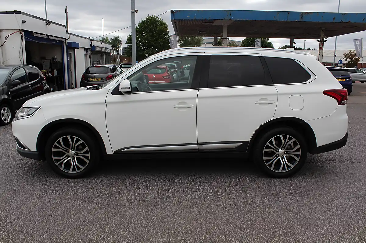 Used 2018 Mitsubishi Outlander 3 4WD White - Interior and Exterior details 7