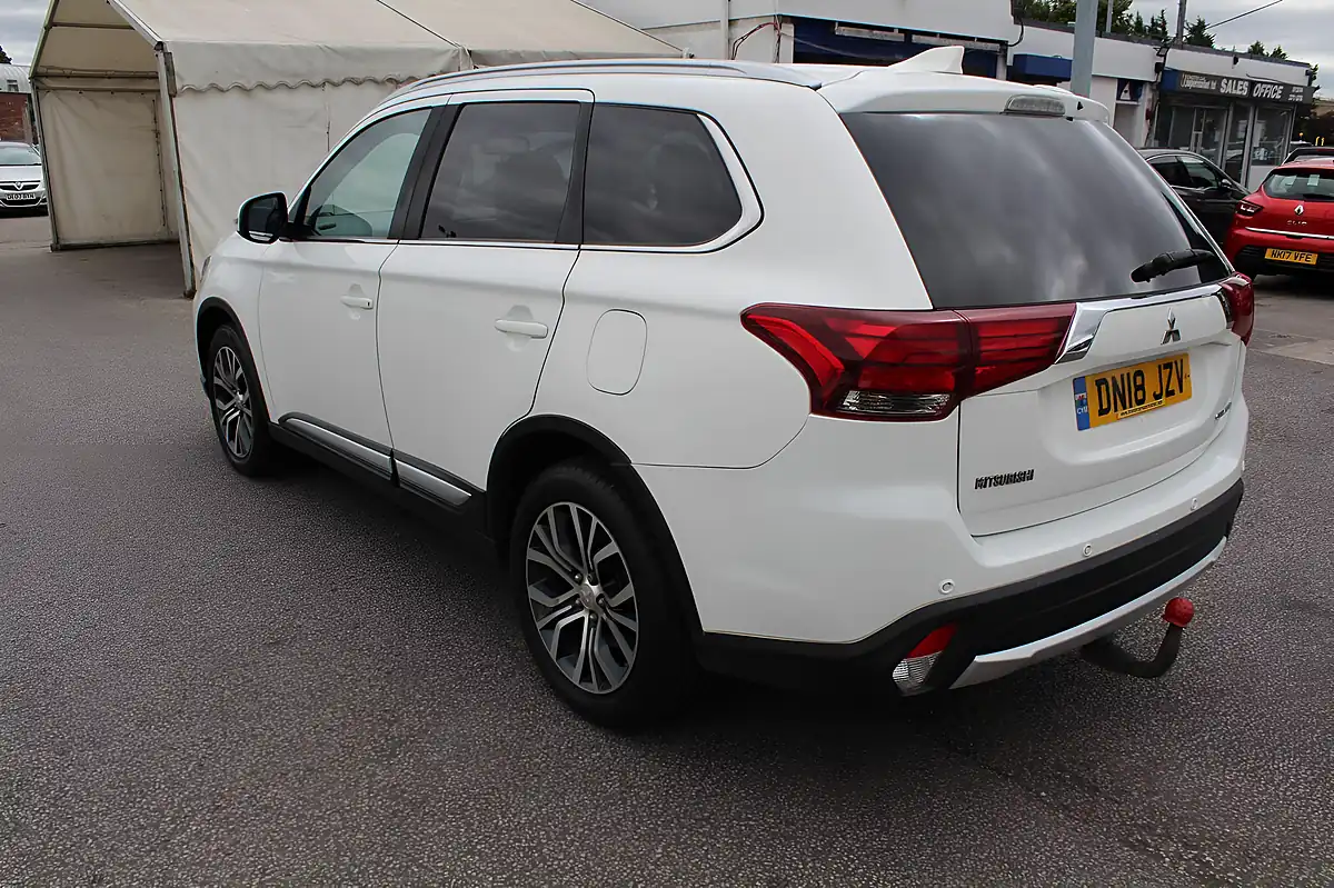 Used 2018 Mitsubishi Outlander 3 4WD White - Interior and Exterior details 8