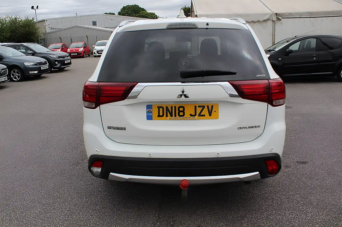 Used 2018 Mitsubishi Outlander 3 4WD White - Interior and Exterior details 9