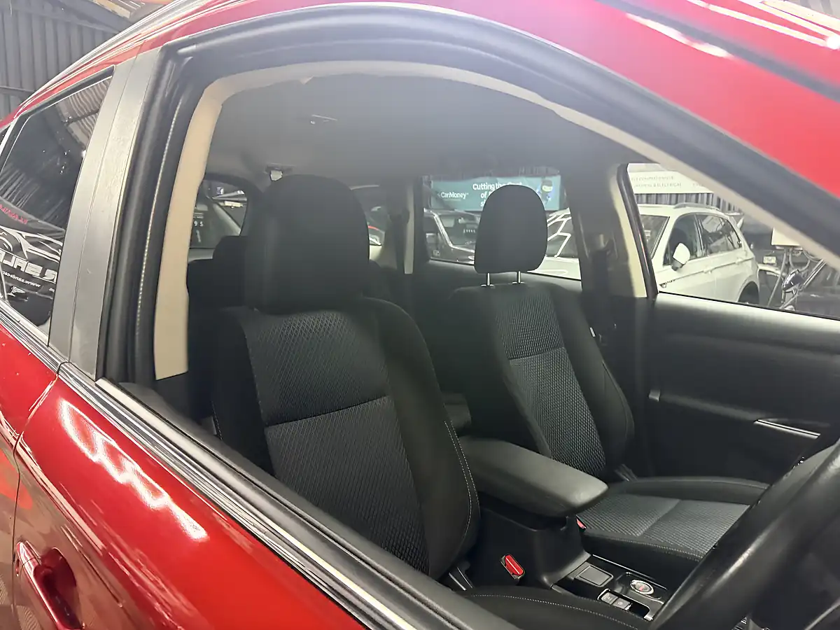 Used 2018 Mitsubishi Outlander 3 Red - Interior and Exterior details 16