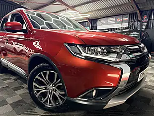 Used 2018 Mitsubishi Outlander 3 Red - Interior and Exterior details 2