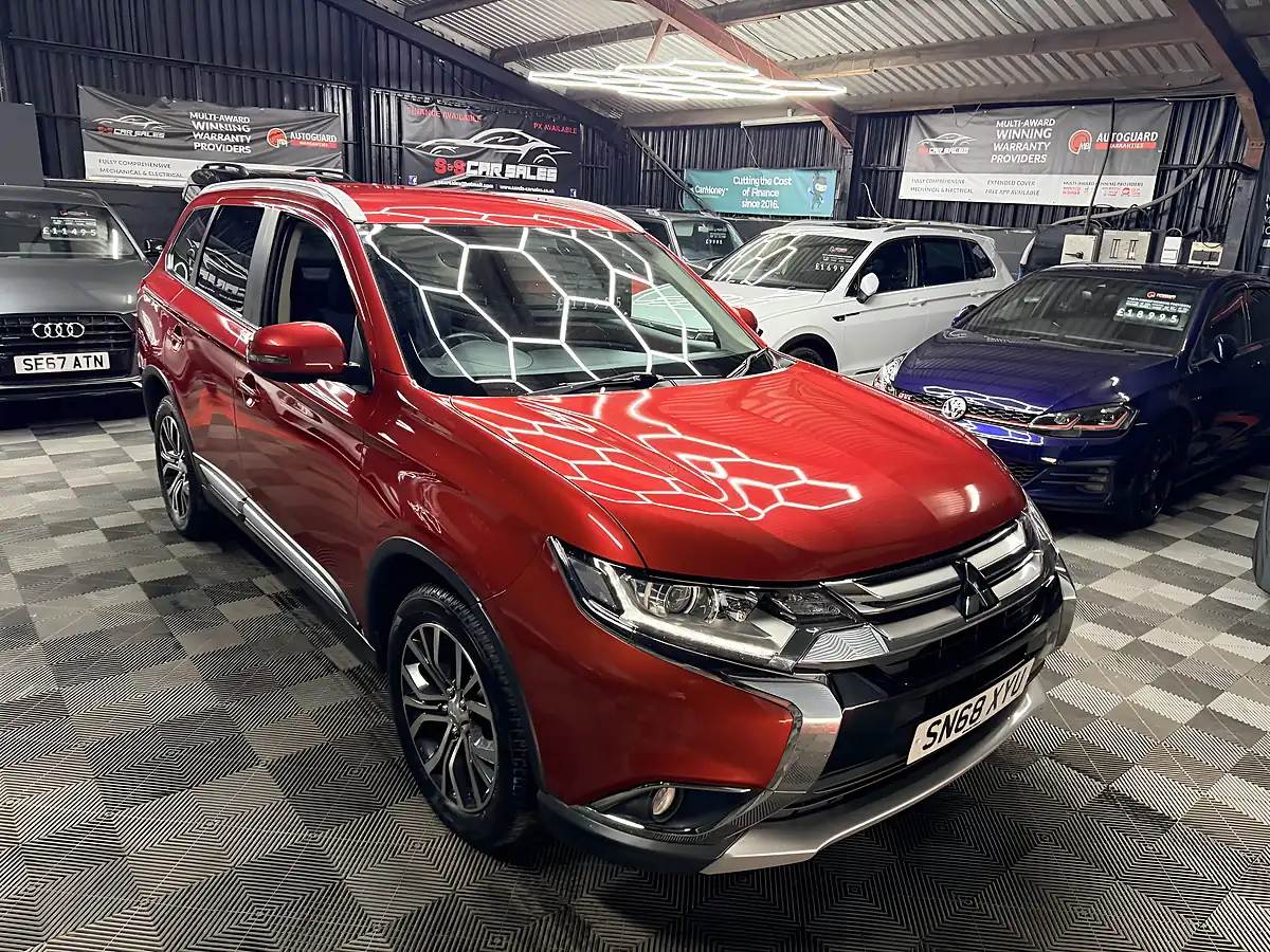 Used 2018 Mitsubishi Outlander 3 Red - Interior and Exterior details 3