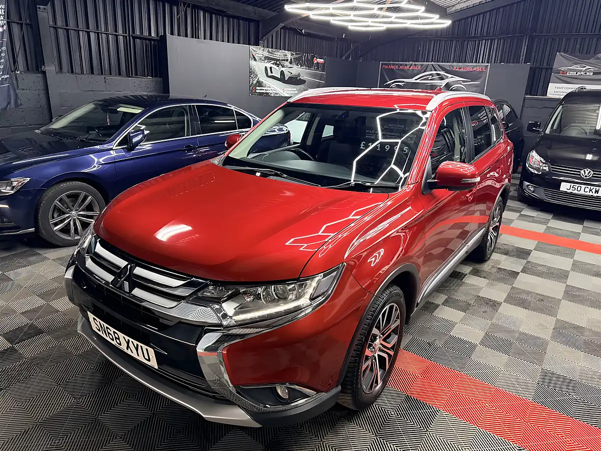 Used 2018 Mitsubishi Outlander 3 Red - Interior and Exterior details 4