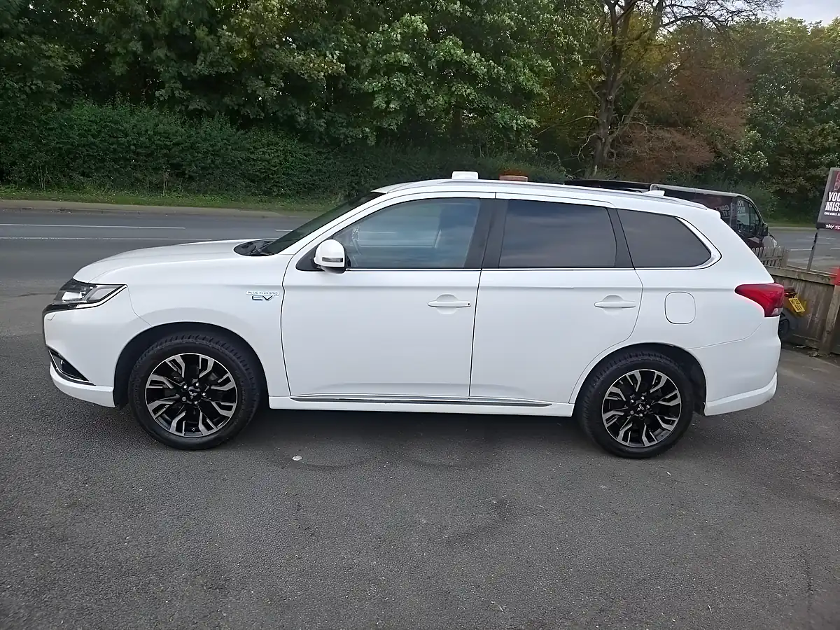 Used 2018 Mitsubishi Outlander 3h Commercial Auto White - Interior and Exterior details 4