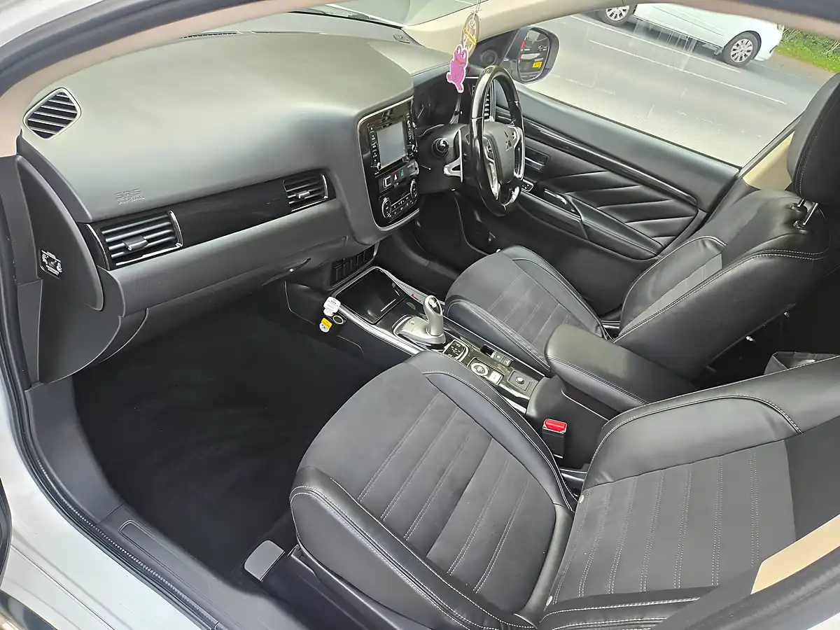 Used 2018 Mitsubishi Outlander 3h Commercial Auto White - Interior and Exterior details 5