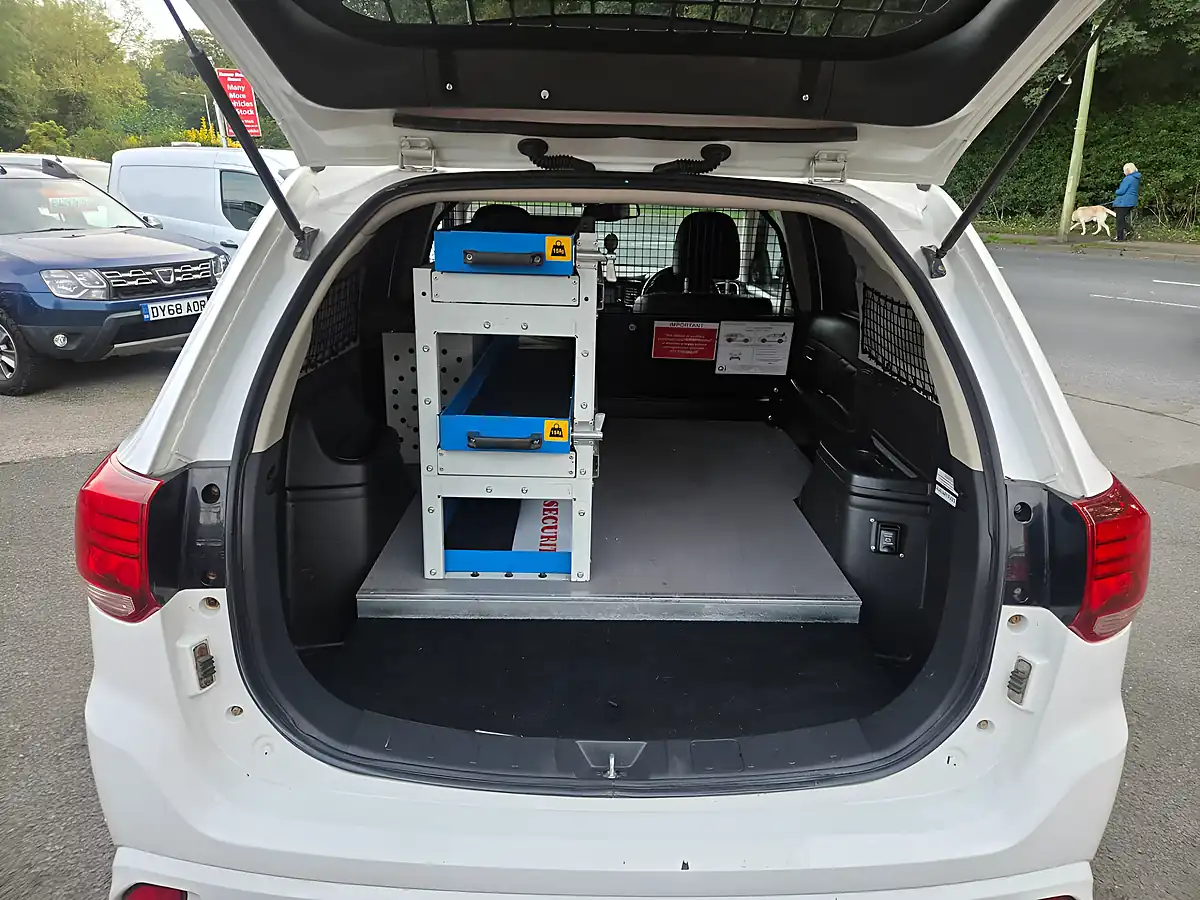 Used 2018 Mitsubishi Outlander 3h Commercial Auto White - Interior and Exterior details 9