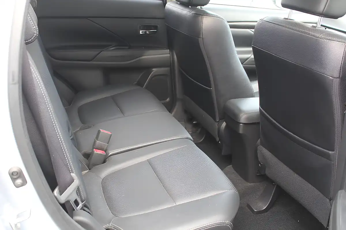 Used 2018 Mitsubishi Outlander 4 4WD Silver - Interior and Exterior details 3