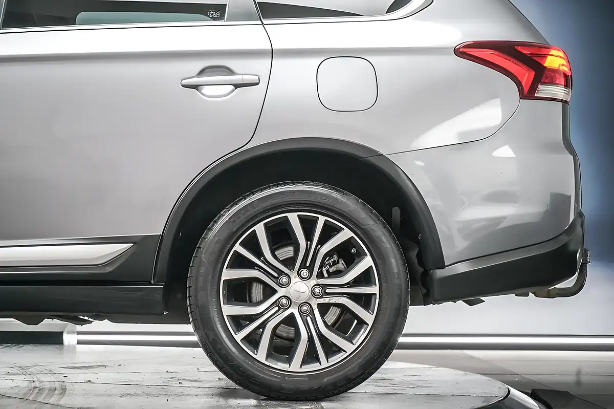 Used 2018 Mitsubishi Outlander 4 Atlantic Grey - Interior and Exterior details 11