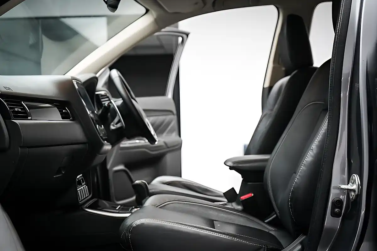 Used 2018 Mitsubishi Outlander 4 Atlantic Grey - Interior and Exterior details 16