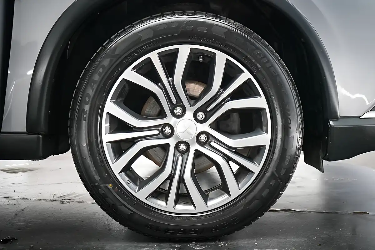 Used 2018 Mitsubishi Outlander 4 Atlantic Grey - Interior and Exterior details 20