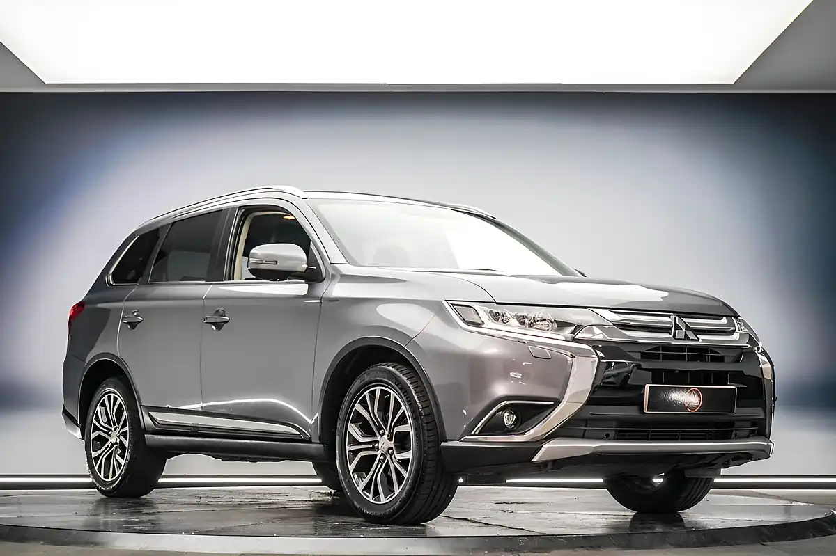 Used 2018 Mitsubishi Outlander 4 Atlantic Grey - Interior and Exterior details 5