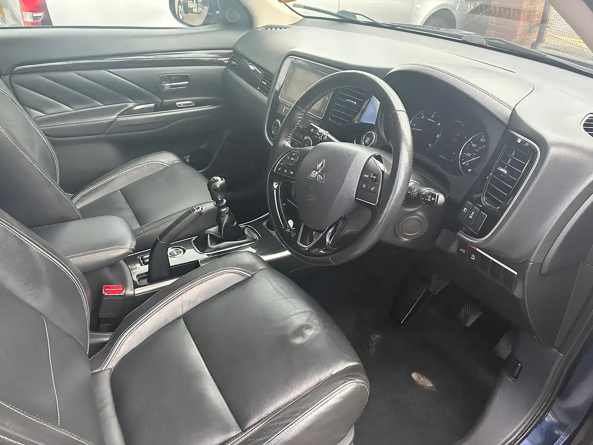 Used 2018 Mitsubishi Outlander 4 Blue - Interior and Exterior details 10
